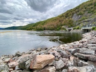 La sorti de l'eau de la central à Churchill Falls.