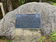 Pendant le voyage on a écouté un livre audio sur le Hudson Bay Company et Boyd ne pensait pas qu'il était present au Labrador... mais la on a trouve une plaque...