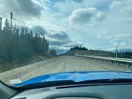 Le chemin de terre continue.