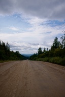 Le chemin de terre continue.