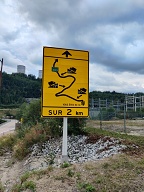 Ça n'avait pas l'air le fun de conduire un camion de transport et monter cette butte.
