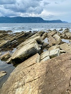 Vu de Rocky Harbour à partir de Lobster Cove. Les roches ont une belle couleur jaunatre.