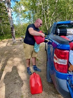 On avait emporter un extra 30L d'essence avec nous qu'on n'a pas fini par utiliser pour la section Labrador jusqu'a Baie-Comeau. On a vidé les bidons dans le camion avant de prendre le traversier vers Matane.